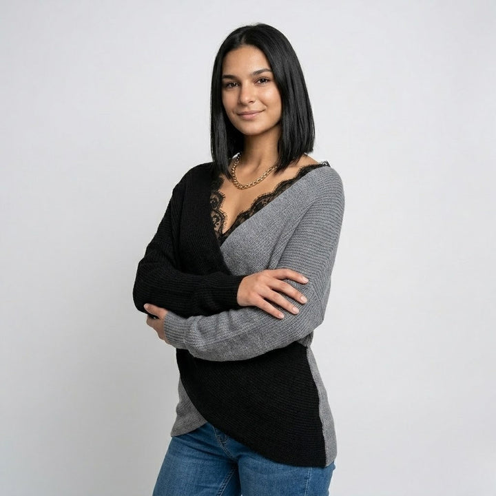 Maglione in misto poliestere ed elastan con taglio fluido e dettaglio in pizzo