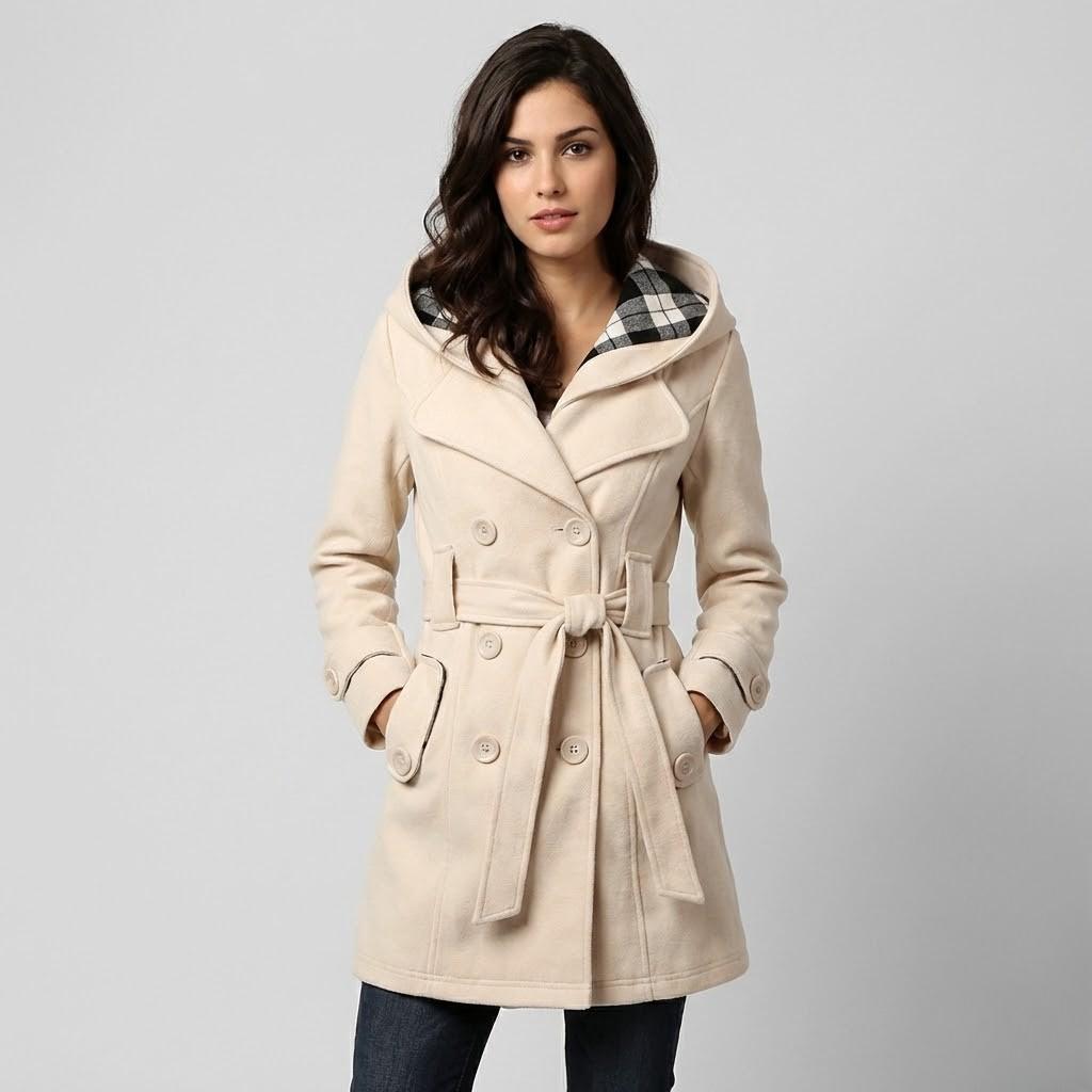 Cappotto strutturato in misto lana con cappuccio e vestibilità aderente