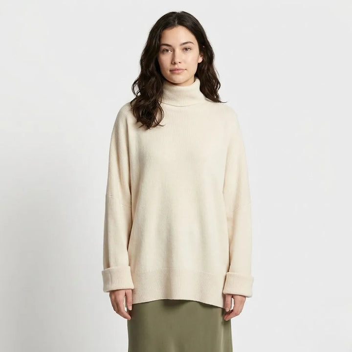 Poncho oversize in maglia con collo alto in morbido tessuto