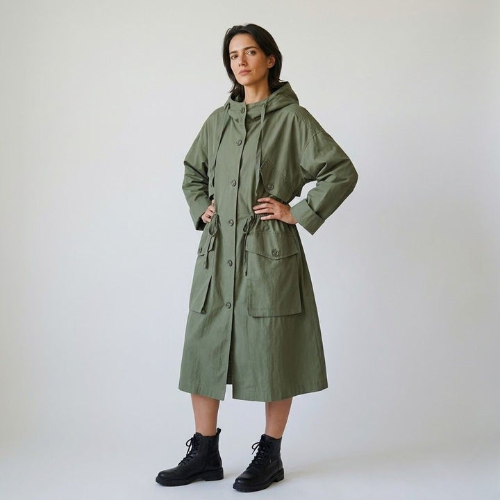 Parka lunga in misto cotone e poliestere con cappuccio regolabile e tasche utili