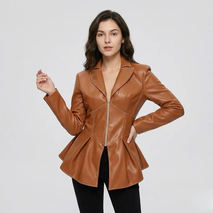 Cappotto strutturato con taglio aderente e dettaglio peplum