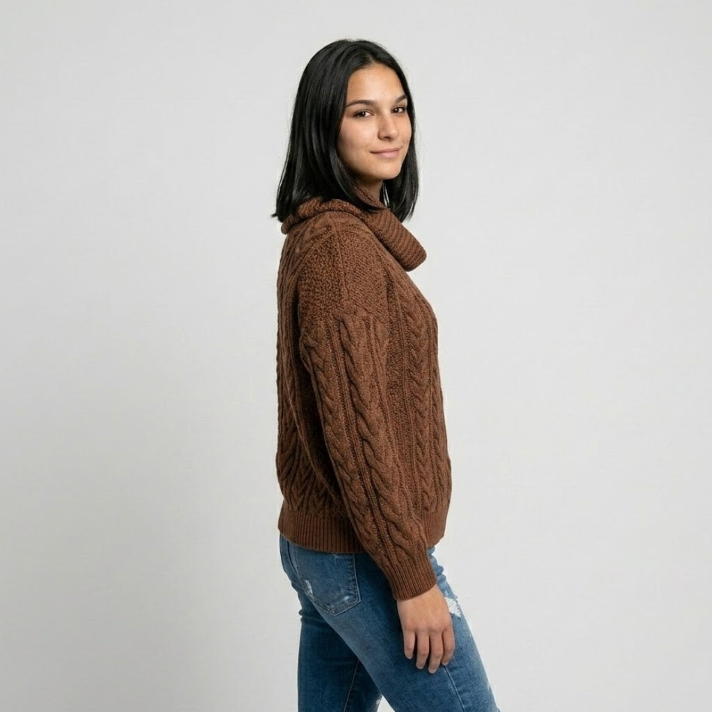 Maglione strutturato in misto acrilico e poliestere con ampio colletto e motivo a trecce