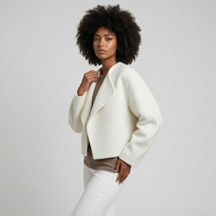 Giacca corta con ampio colletto per un look casual