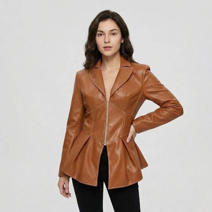 Cappotto strutturato con taglio aderente e dettaglio peplum