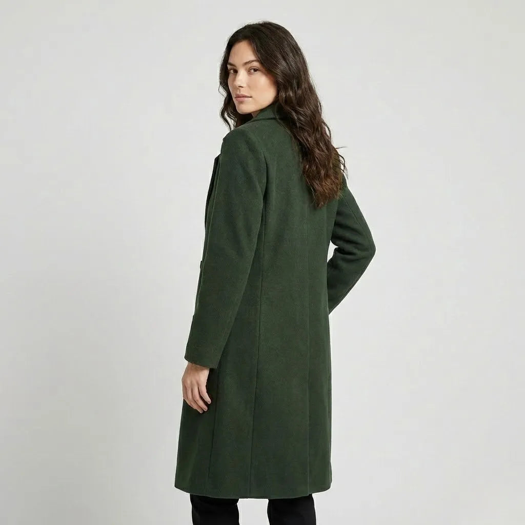 Cappotto doppiopetto in misto lana fine con taglio strutturato