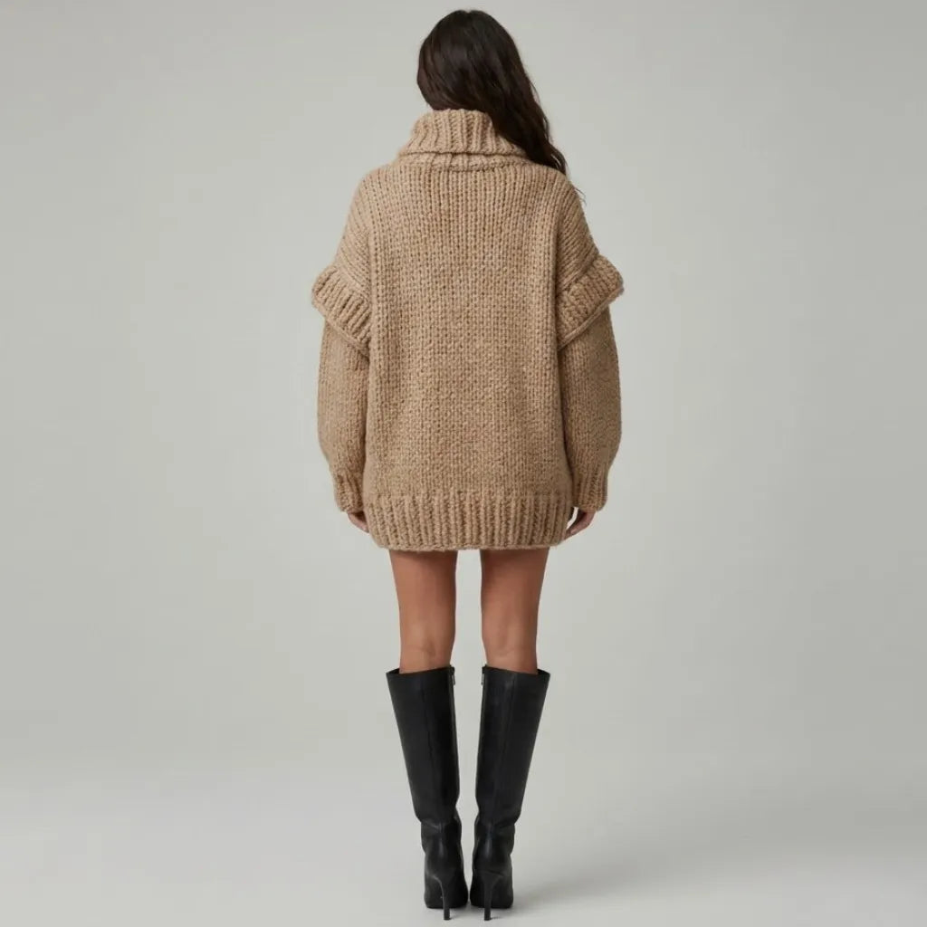 Maglione in misto acrilico e poliestere con taglio oversize e colletto alto