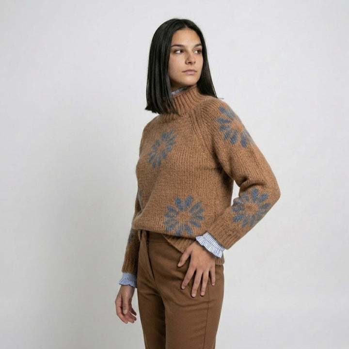 Maglione lavorato a maglia in misto acrilico e lana con collo alto e motivo decorativo