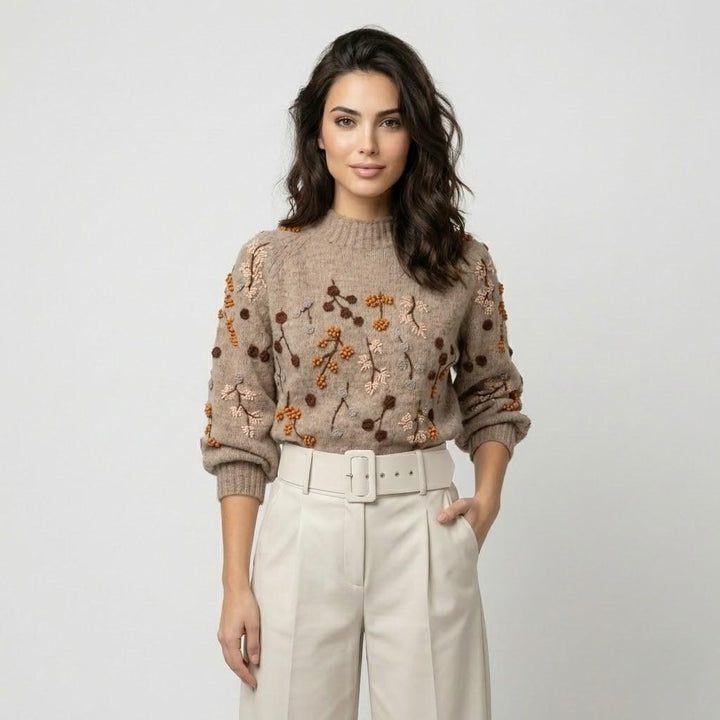 Maglione strutturato morbido con ricamo floreale fatto a mano