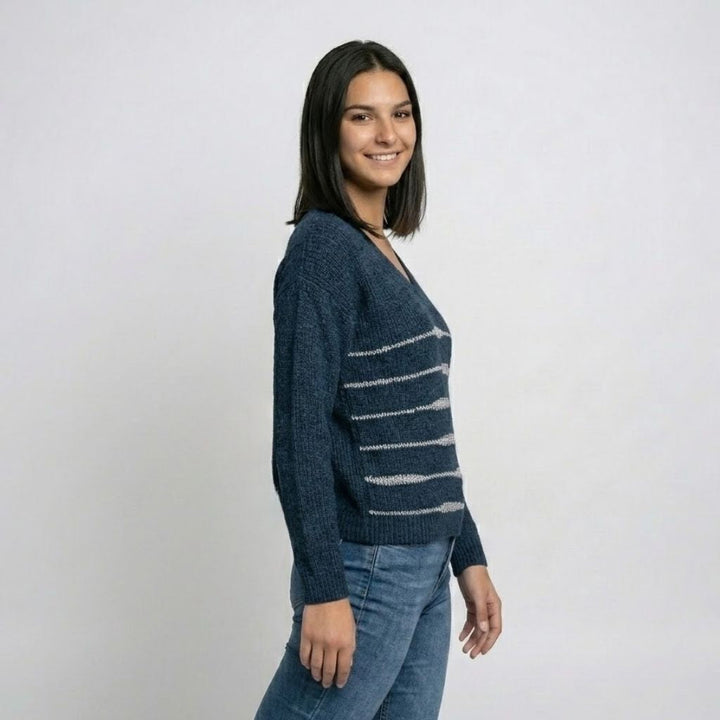 Maglione in misto poliestere ed elastan con vestibilità aderente e scollatura a V