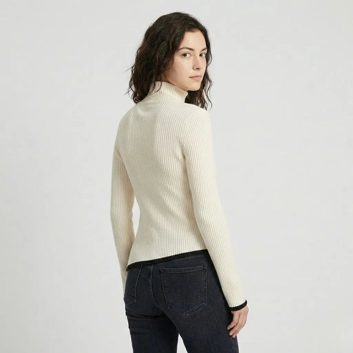 Maglione a coste con colletto alto e vestibilità aderente