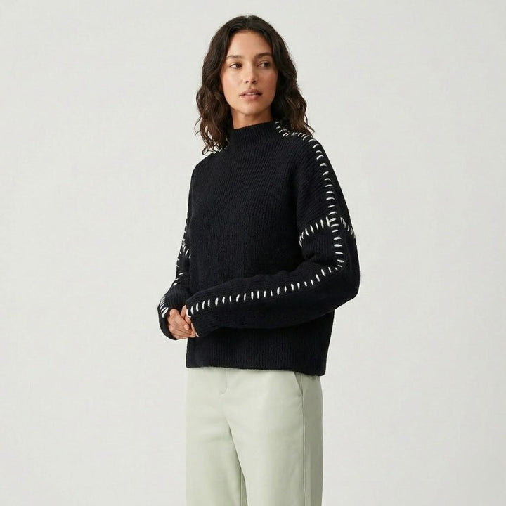 Maglione lavorato a maglia con dettagli artigianali e vestibilità ampia