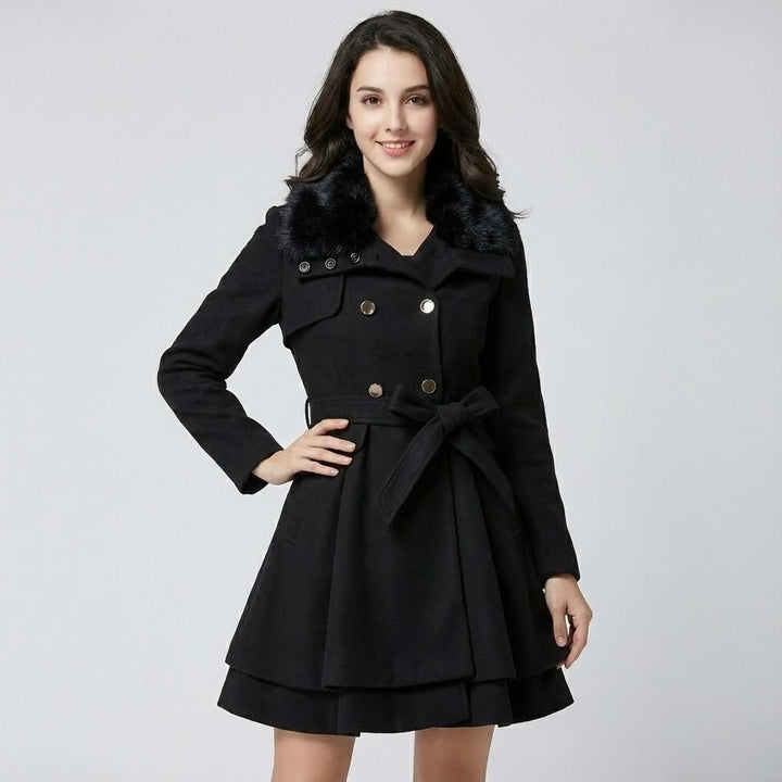 Cappotto invernale elegante con taglio aderente e colletto morbido