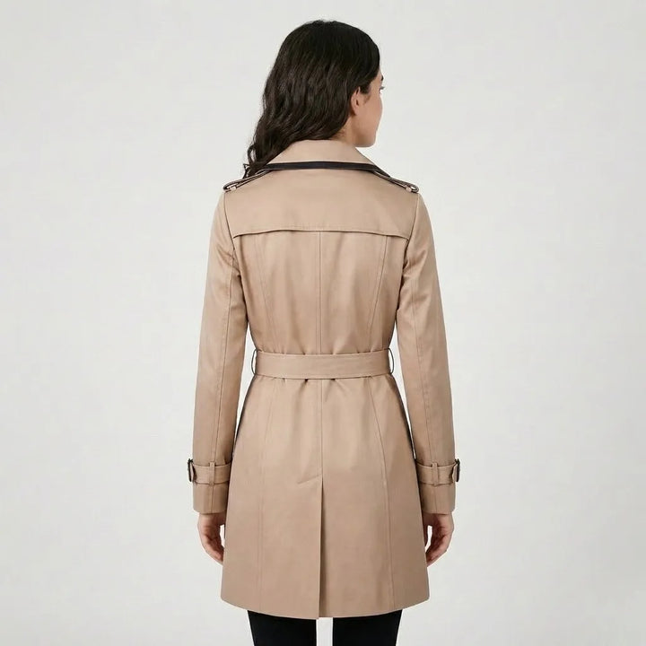 Cappotto strutturato in cotone con taglio aderente