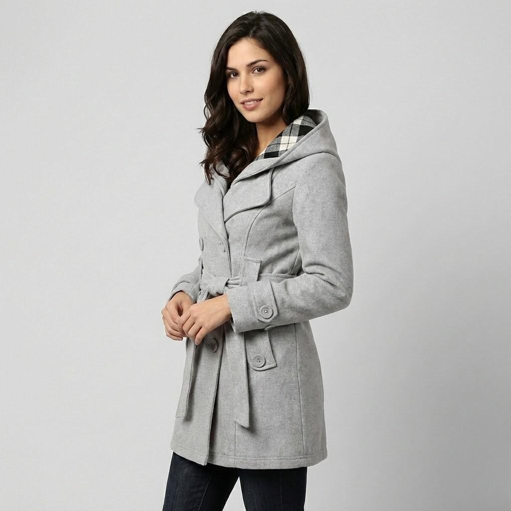 Cappotto strutturato in misto lana con cappuccio e taglio aderente