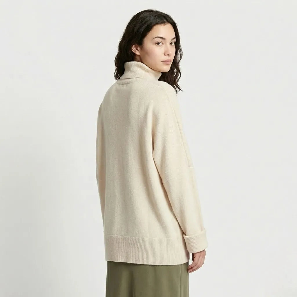 Poncho oversize in maglia con collo alto in morbido tessuto