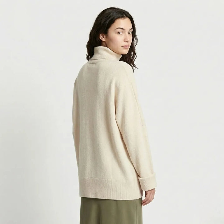 Poncho oversize in maglia con collo alto in morbido tessuto