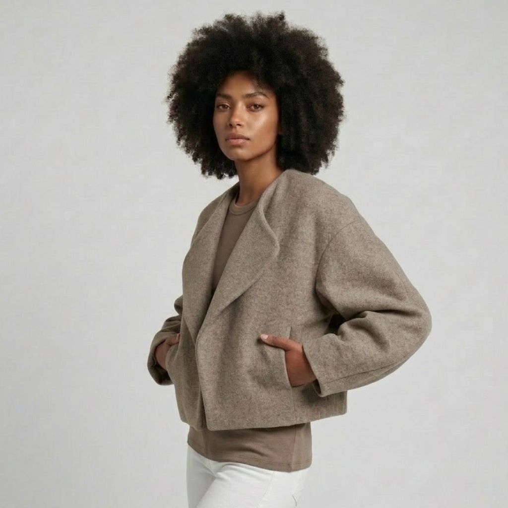 Giacca corta con ampio colletto per un look casual
