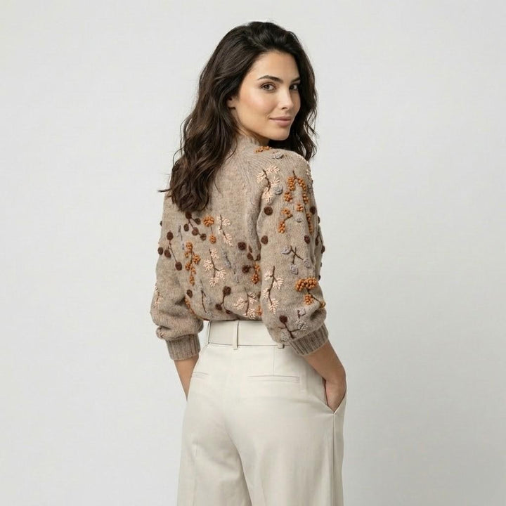 Maglione strutturato morbido con ricamo floreale fatto a mano