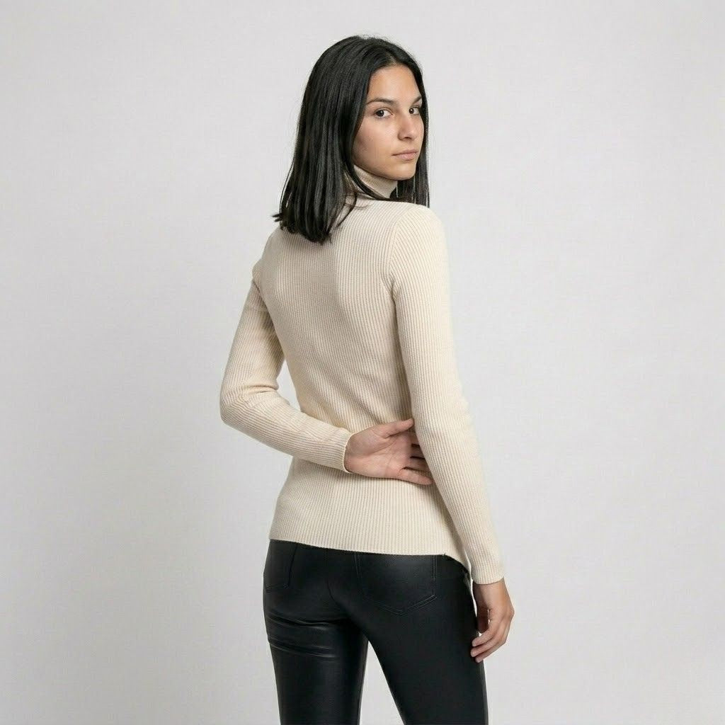 Maglione strutturato in misto poliestere e viscosa con dettaglio asimmetrico in stile moderno