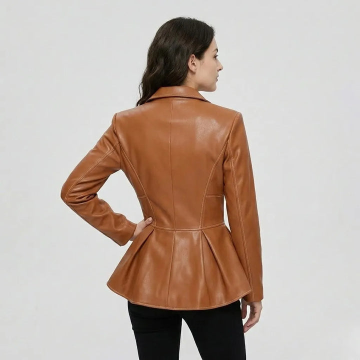 Cappotto strutturato con taglio aderente e dettaglio peplum