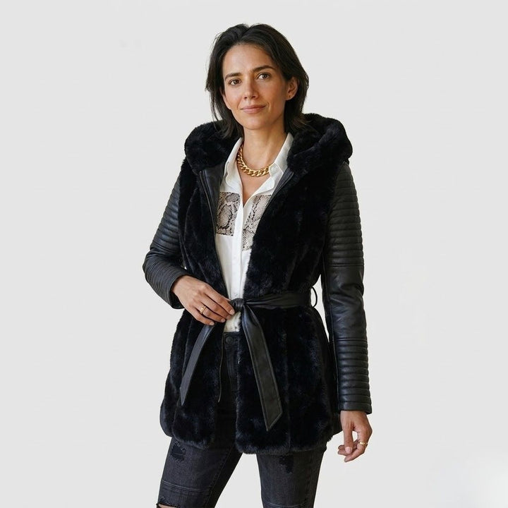 Giacca strutturata con ampio colletto e design regolabile