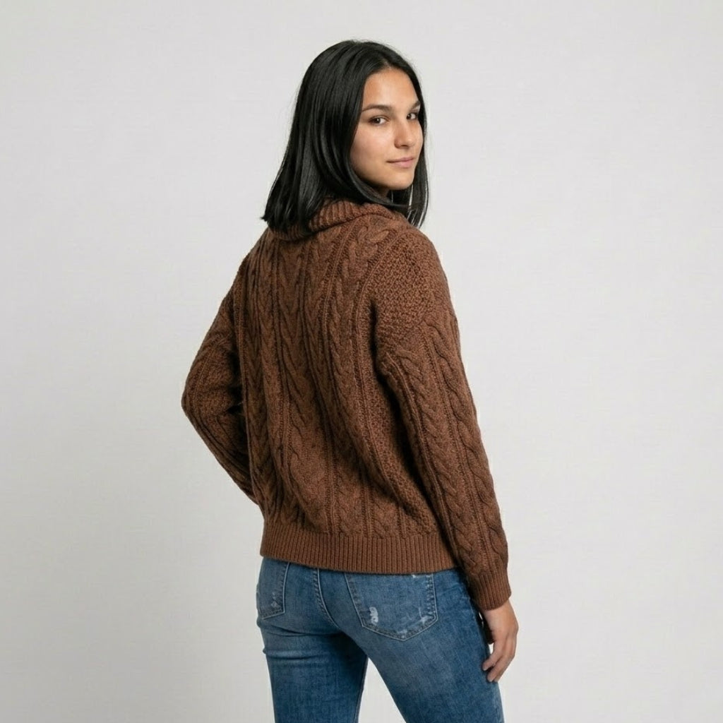 Maglione strutturato in misto acrilico e poliestere con ampio colletto e motivo a trecce
