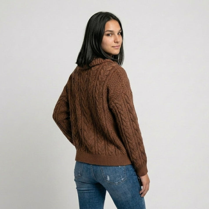Maglione strutturato in misto acrilico e poliestere con ampio colletto e motivo a trecce