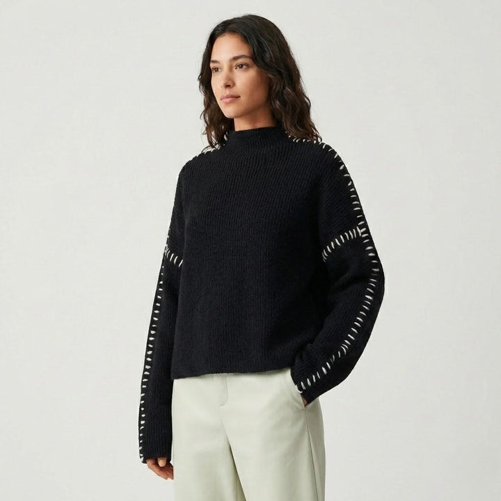 Maglione lavorato a maglia con dettagli artigianali e vestibilità ampia