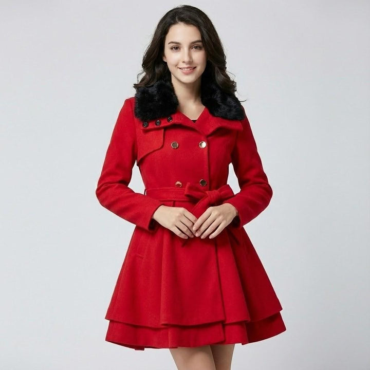 Cappotto invernale elegante con taglio aderente e colletto morbido