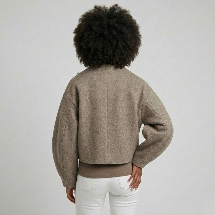Giacca corta con ampio colletto per un look casual