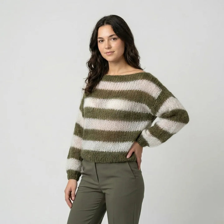 Maglione morbido in lana a taglio ampio con scollatura larga