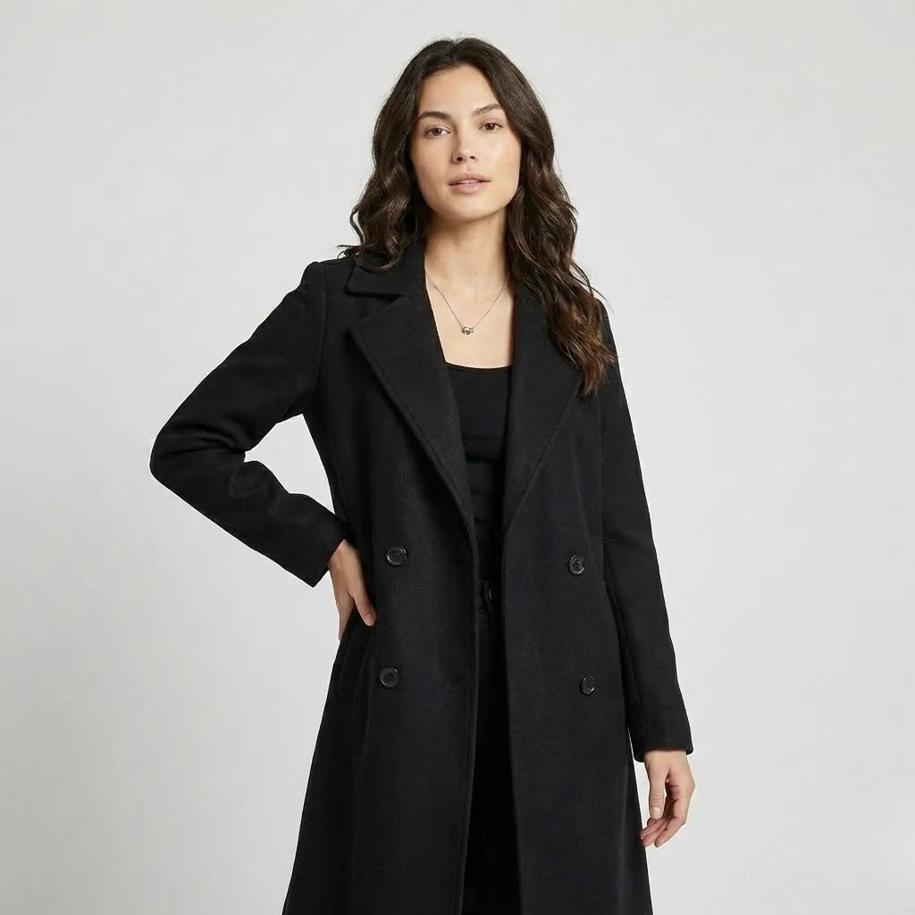 Cappotto doppiopetto in misto lana fine con taglio strutturato