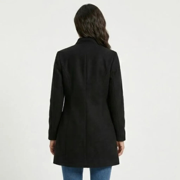 Cappotto strutturato in misto lana con taglio dritto in stile moderno