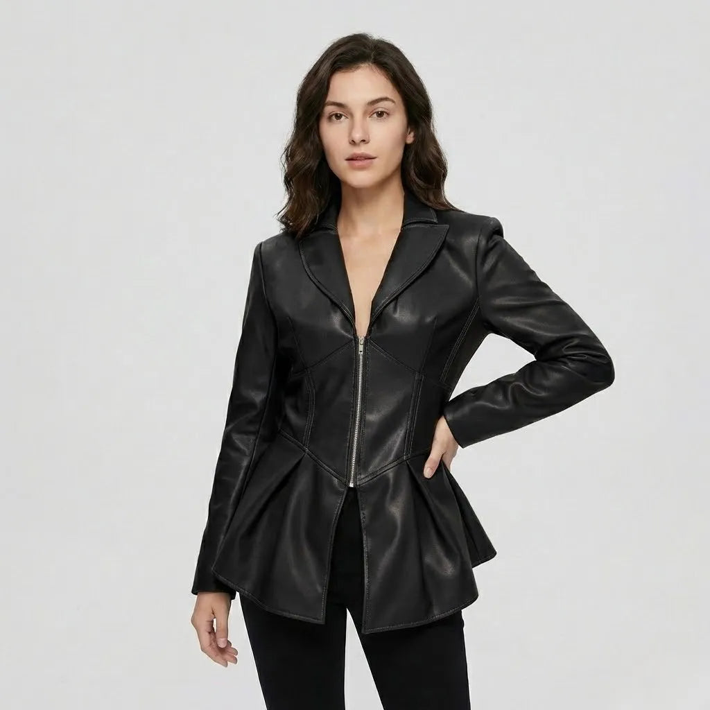 Cappotto strutturato con taglio aderente e dettaglio peplum