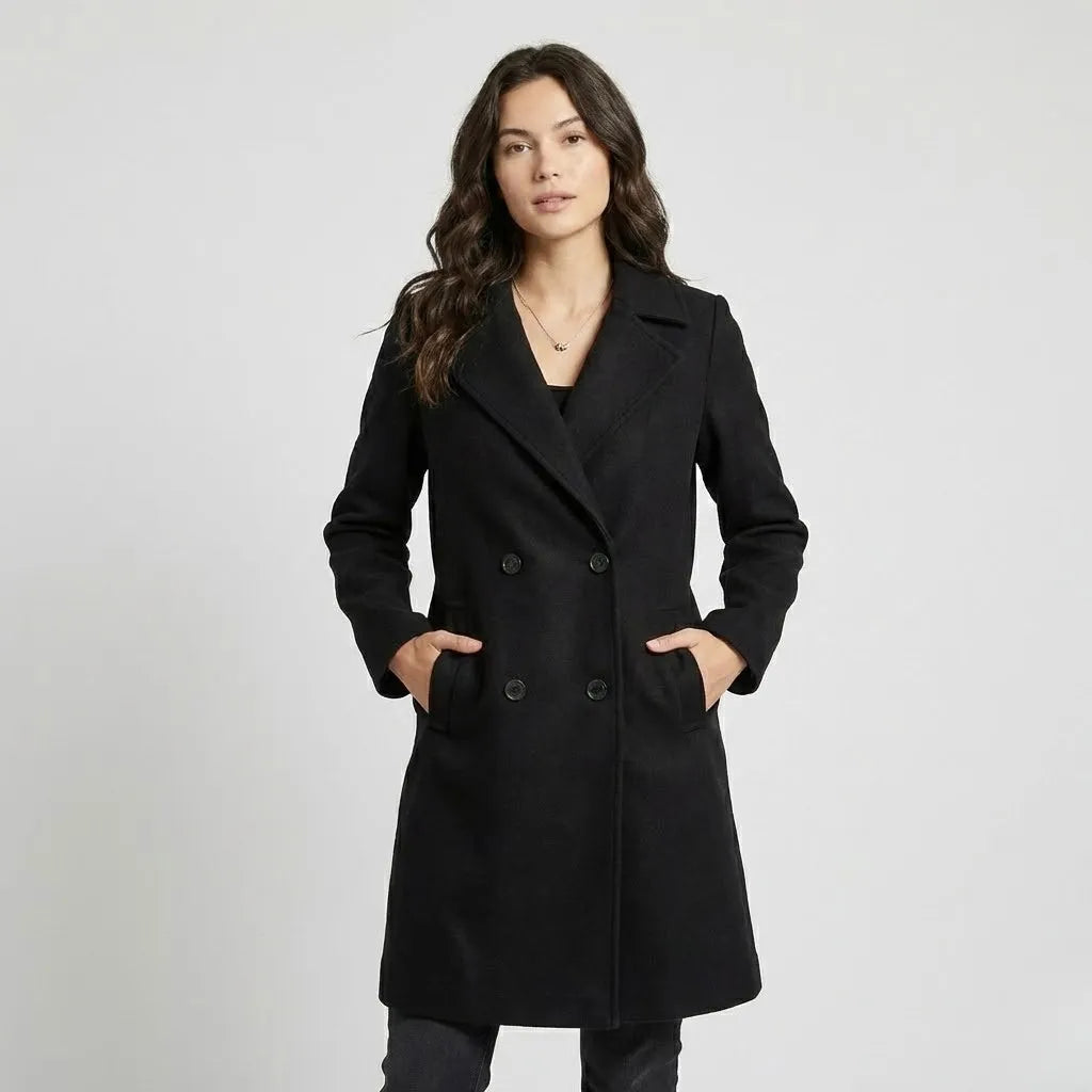Cappotto doppiopetto in misto lana fine con taglio strutturato