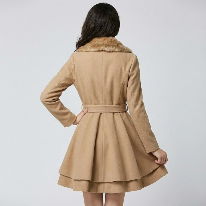 Cappotto invernale elegante con taglio aderente e colletto morbido