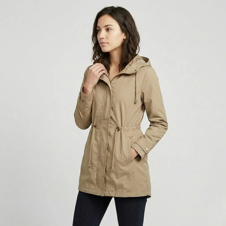 Parka lunga in cotone tecnico con cappuccio e taglio aderente