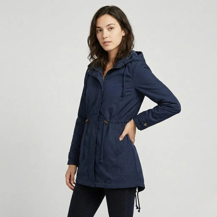 Parka lunga in cotone tecnico con cappuccio e taglio aderente