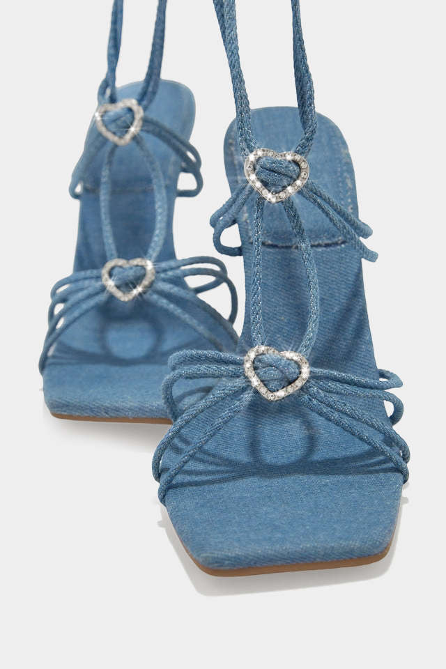 Sandali con cinturino e dettagli delicati