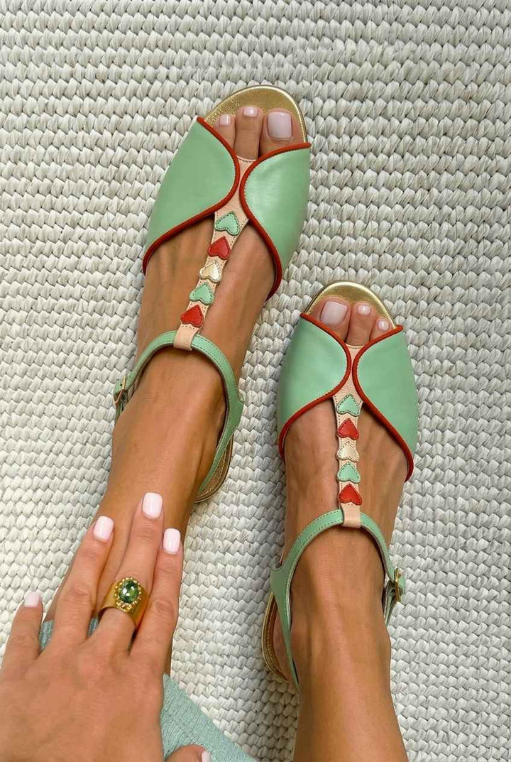 Sandali piatti con cinturino sul tallone e dettaglio a forma di cuore
