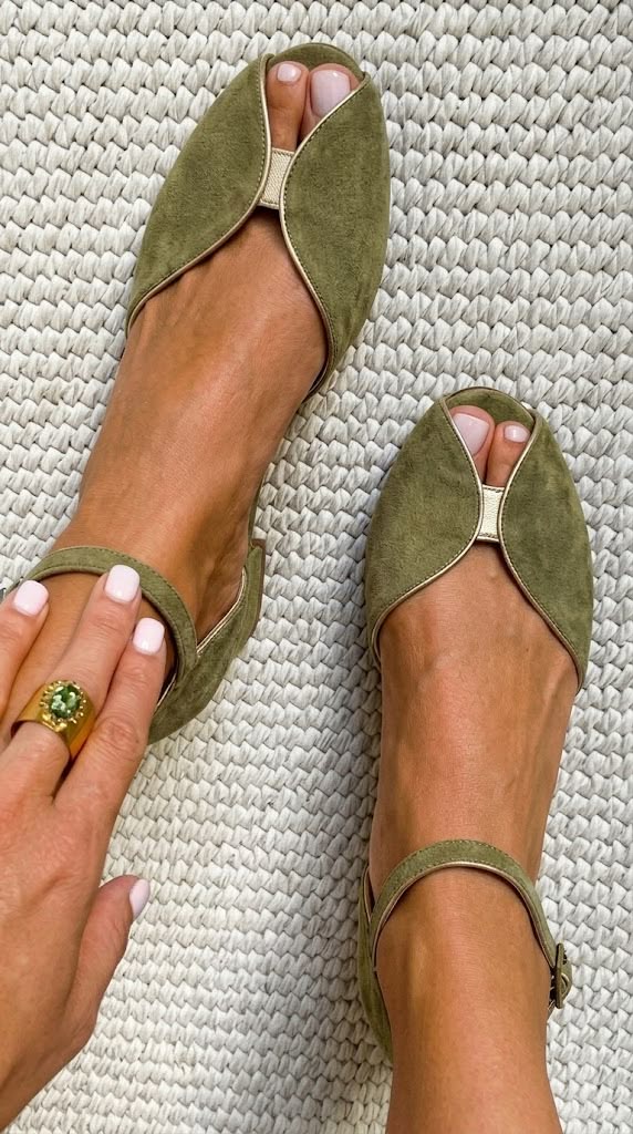 Ballerine eleganti con punta aperta e bordo lucido