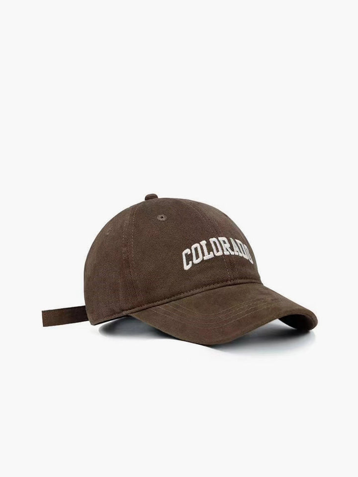 Cappellino vintage con lettere ricamate