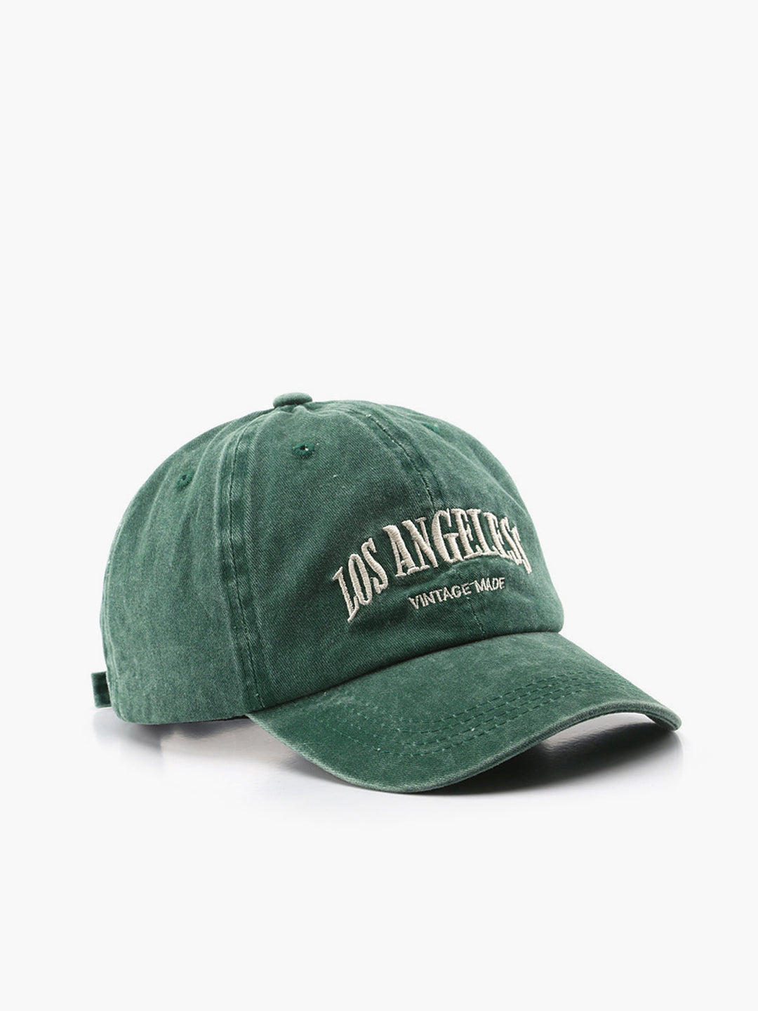 Cappellino con lettere ricamate