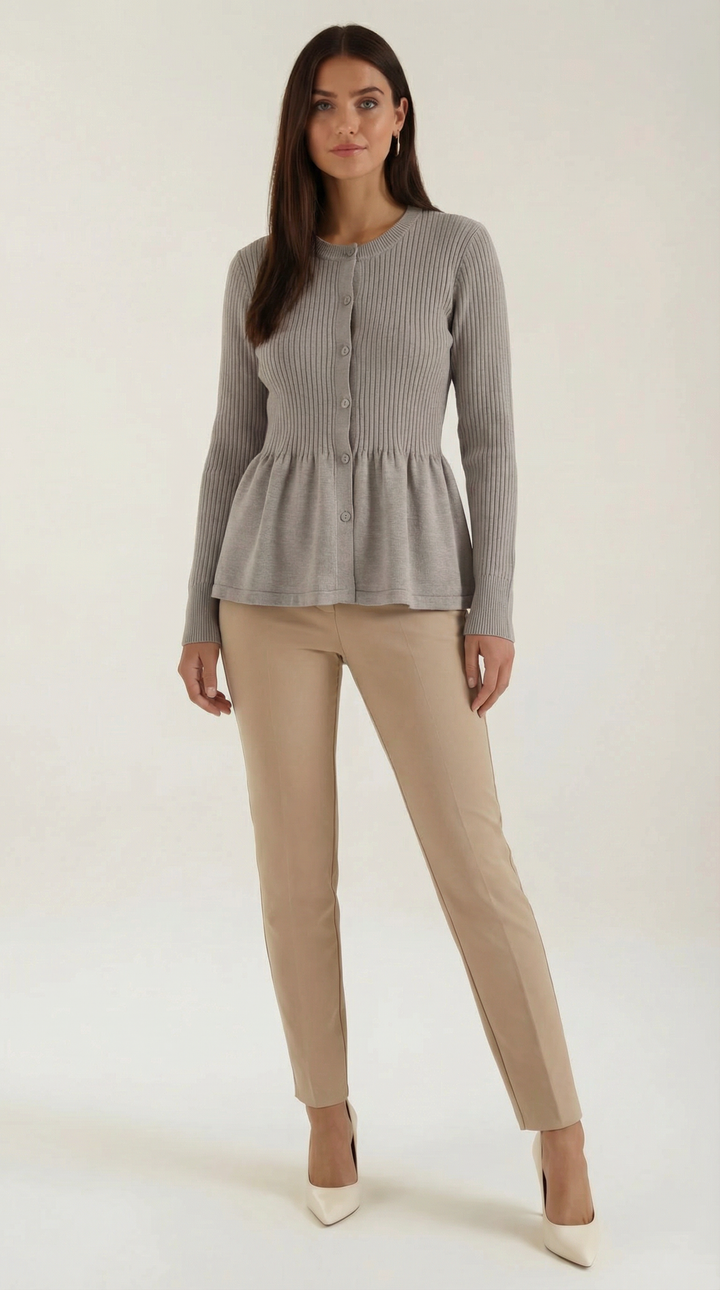 Cardigan lavorato a maglia con delicato volant e chiusura frontale