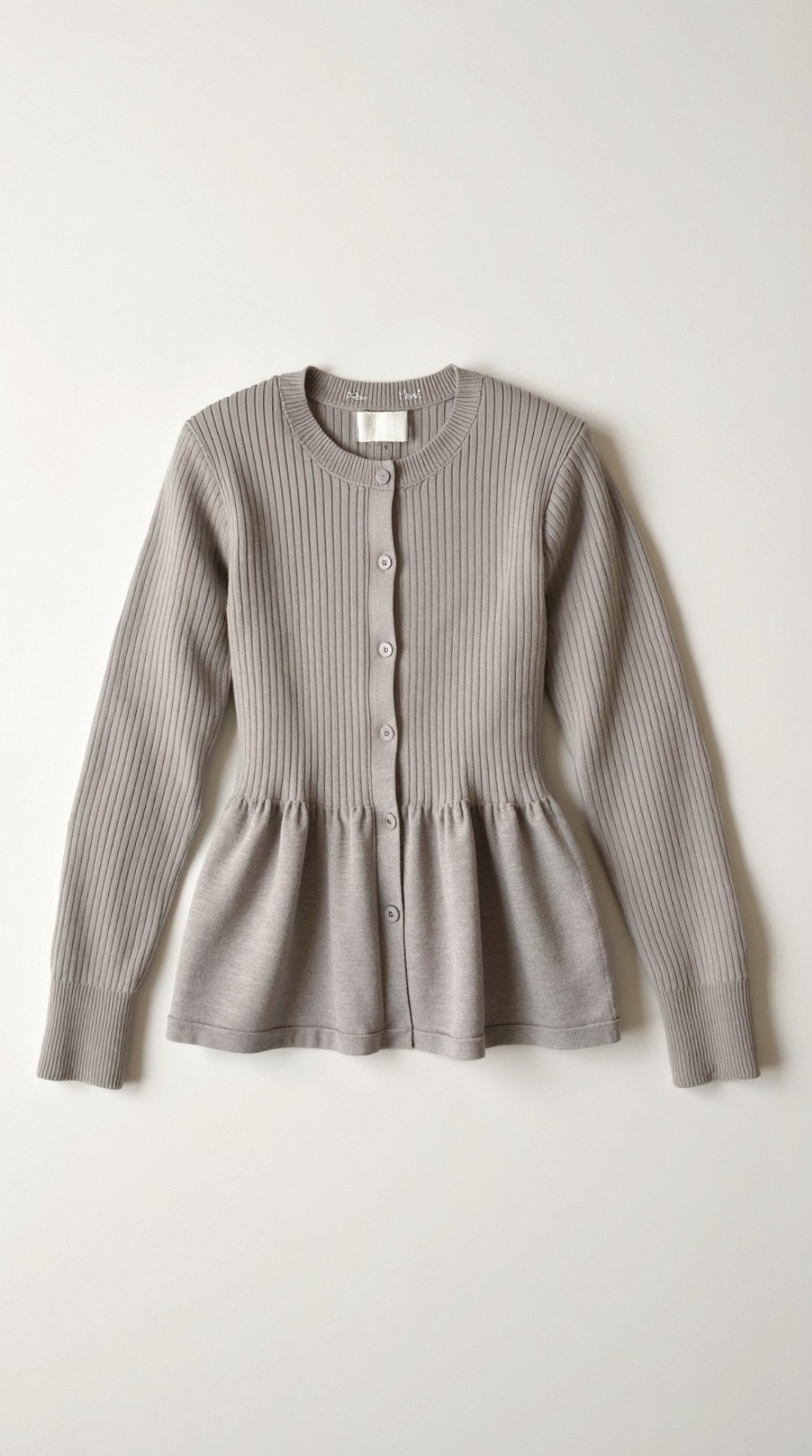 Cardigan lavorato a maglia con delicato volant e chiusura frontale