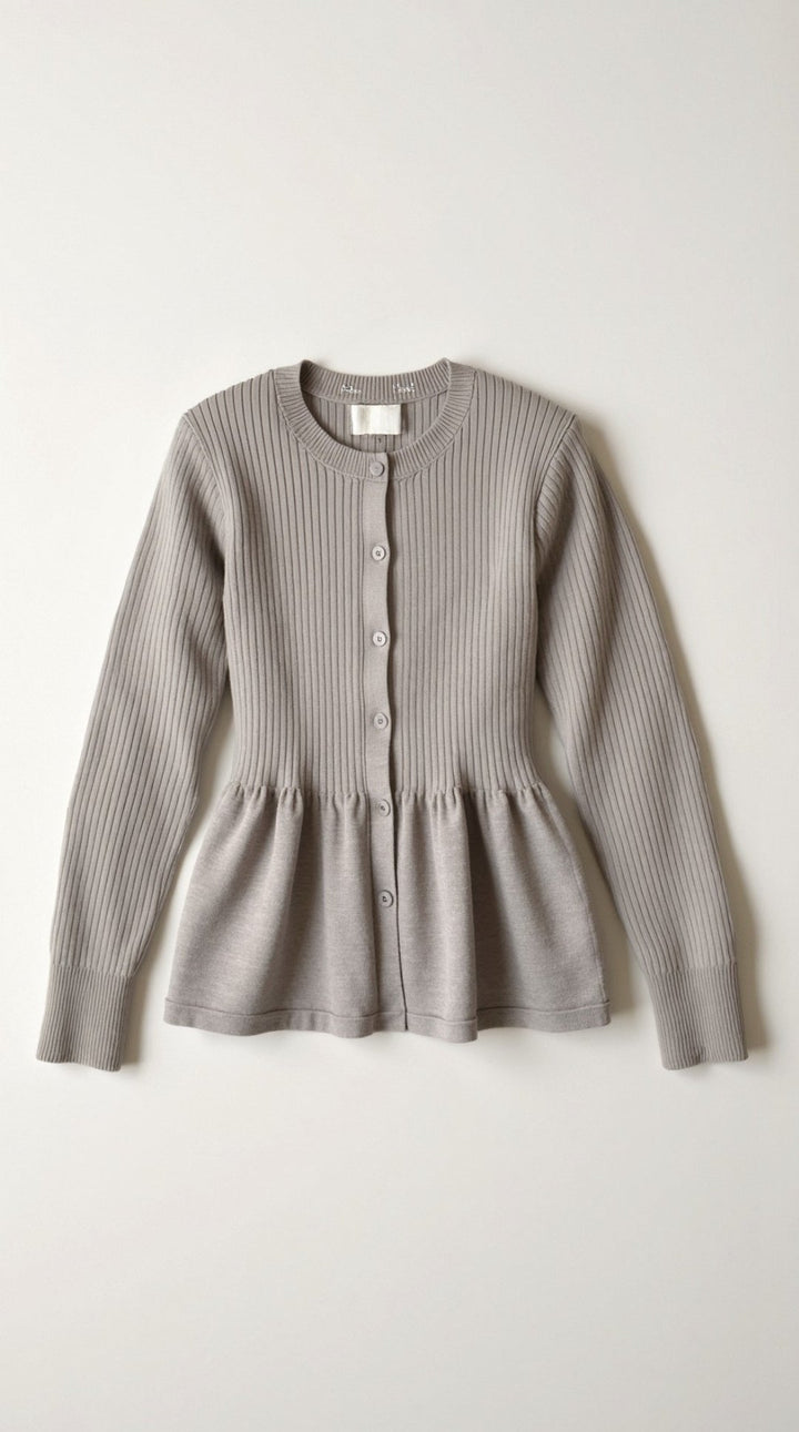 Cardigan lavorato a maglia con delicato volant e chiusura frontale