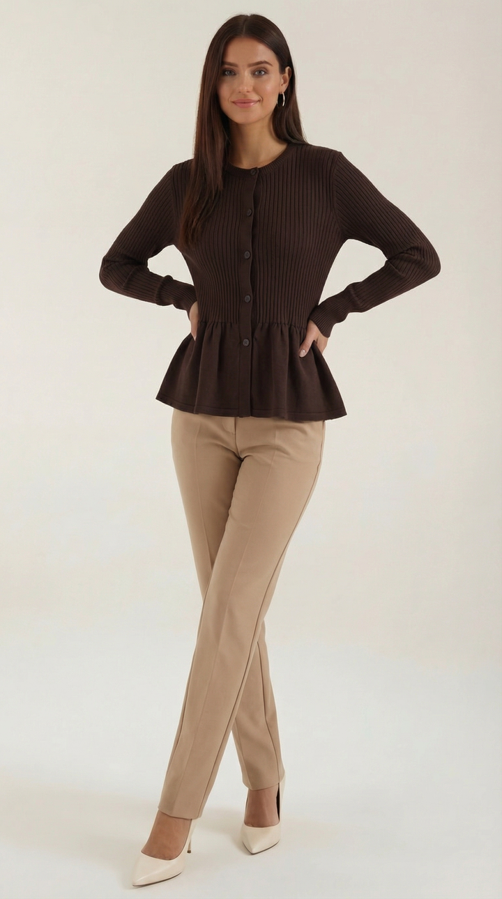 Cardigan lavorato a maglia con delicato volant e chiusura frontale