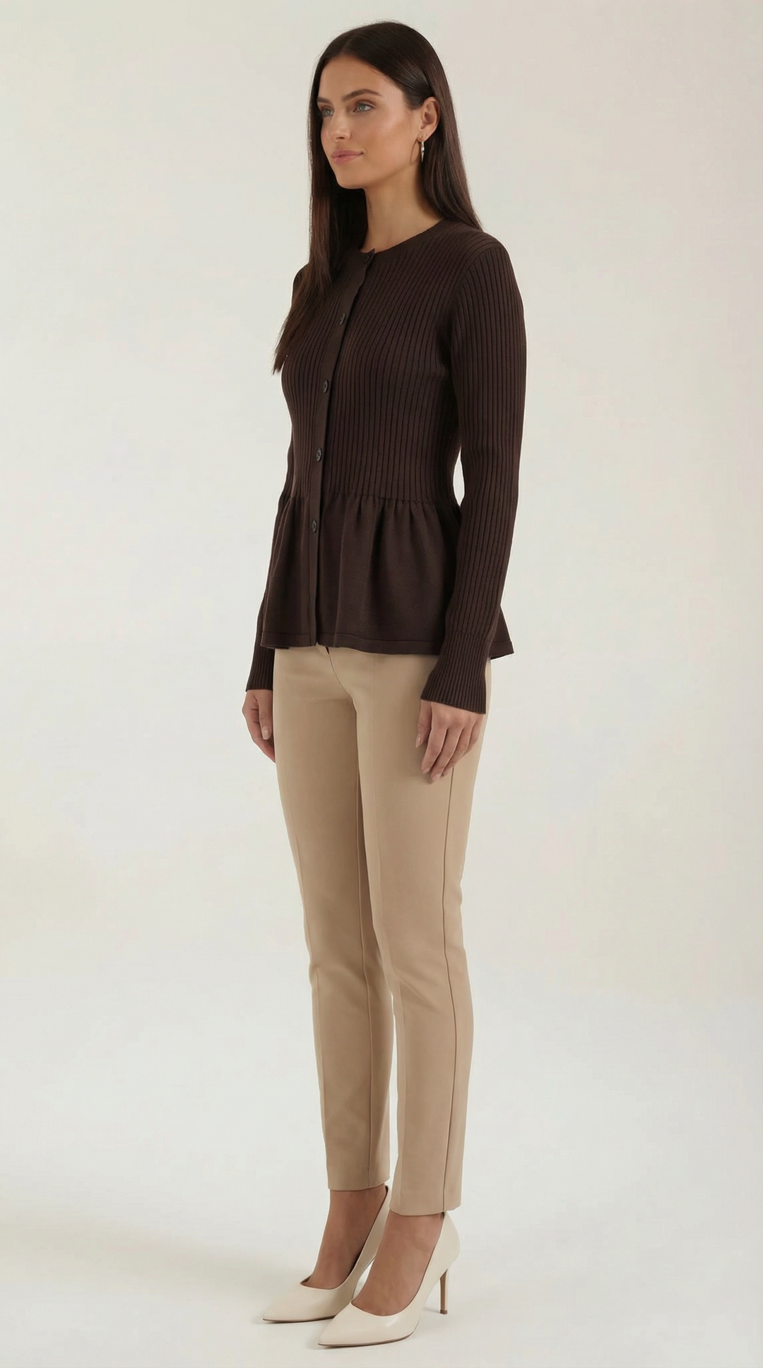 Cardigan lavorato a maglia con delicato volant e chiusura frontale