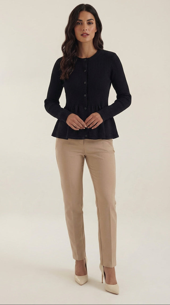 Cardigan lavorato a maglia con delicato volant e chiusura frontale