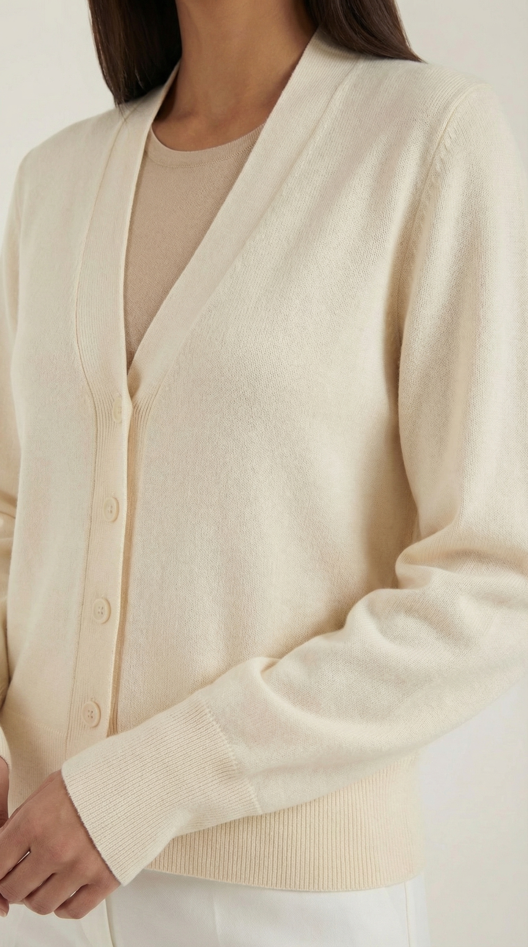 Cardigan lavorato a maglia con scollatura a V in stile senza tempo